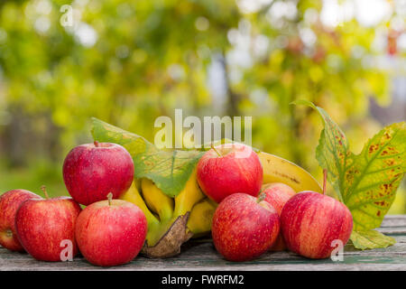 Früchte in Holztisch im Freien im Garten Stockfoto