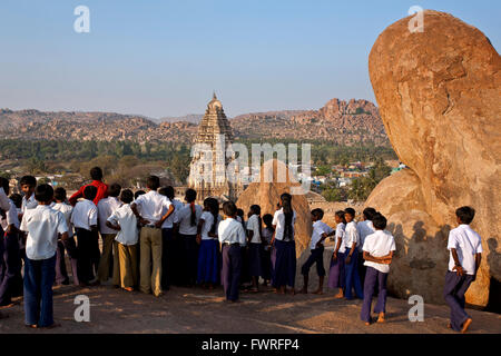 Indische Gelehrte betrachten den Virupaksha-Tempel. Hampi. Karnataka. Indien Stockfoto