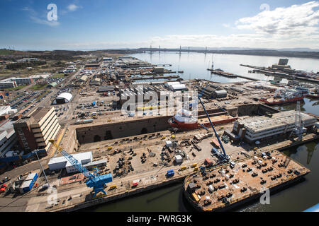 Rosyth Dockyard aus der Luft zeigen Forth Bridges im Hintergrund Stockfoto