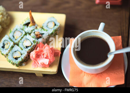 Foto weibliche Hände halten Stäbchen für sushi Stockfoto