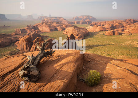 Roten Felsformationen des Monument Valley von Hunts Mesa gesehen. Stockfoto