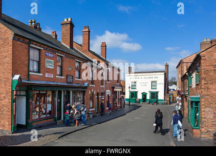 Alten Läden im Zentrum Dorfes, Black Country Living Museum, Dudley, West Midlands, UK Stockfoto