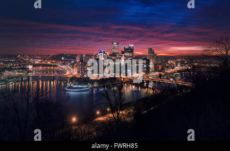 Ein Blick in der Morgendämmerung der Innenstadt von Pittsburgh, Pennsylvania, USA, 2016. (Adrien Veczan) Stockfoto