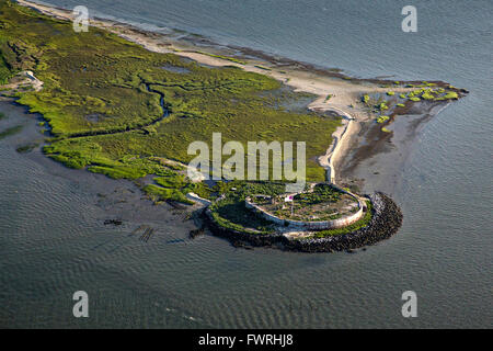 Luftaufnahme der Burg Pinckney auf Schüsse Folly Island im Hafen von Charleston, South Carolina Stockfoto