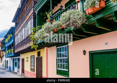 Typische Häuser und Balkone von den kolonialen Bau auf Avenida Maritima. Santa Cruz De La Palma. La Palma. Teneriffa. Spanien Stockfoto