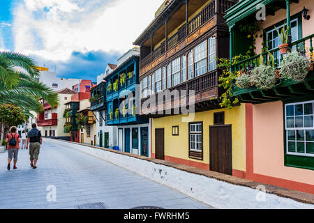 Typische Häuser und Balkone von den kolonialen Bau auf Avenida Maritima. Santa Cruz De La Palma. La Palma. Teneriffa. Spanien Stockfoto