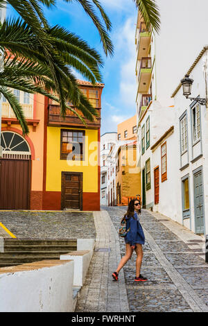 Straße, die die typische Architektur bewahrt. Santa Cruz De La Palma. La Palma. Teneriffa. Kanarischen Inseln. Spanien Stockfoto