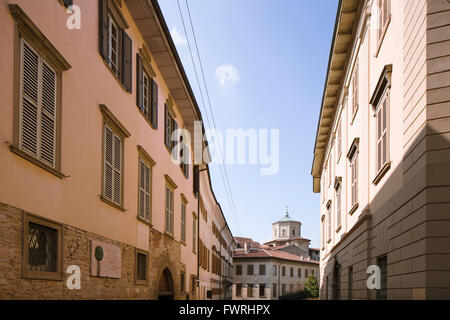 Via S. Salvatore, Bergamo, Blick Richtung Kirchenkuppel des diözesanen Priesterseminar von Johannes XXIII. Stockfoto