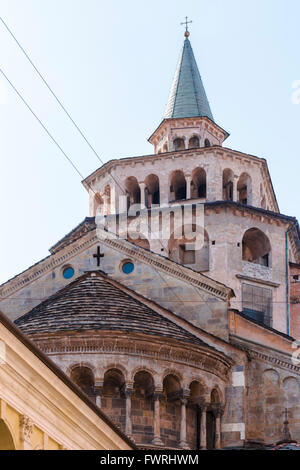 Der romanische zentrale Turm der Basilika Santa Maria Maggiore, Bergamo. Stockfoto