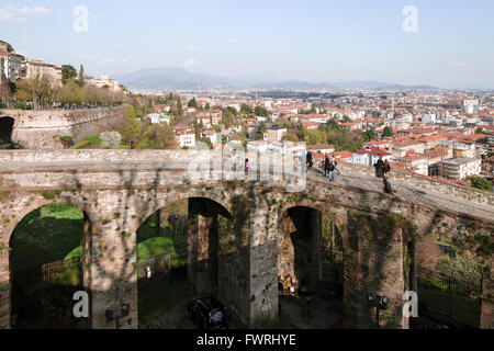 Anfahrrampe über groß Stein Bögen, die Citta Alta von Bergamo, Italien, mit Blick auf die Citta Bassa unten. Stockfoto