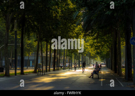 Bei Sonnenaufgang Avenida Diagonal in Barcelona. Stockfoto