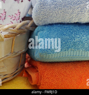 Handtücher im Bad gestapelt Stockfoto