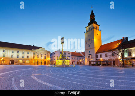 Stadtturm am Hauptplatz von Trnava, Slowakei. Stockfoto