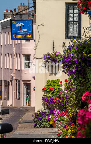 Straßenszenen in St. Anne, die Hauptstadt der Insel Alderney. Stockfoto