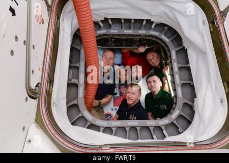 Die sechs Besatzungsmitglieder der internationalen Raumstation ISS Expedition 47 posieren für ein Foto von innen Orbital ATK Cygnus Raum Fracht Kapsel 27. März 2016 in der Erdumlaufbahn. Crew aus ganz links im Uhrzeigersinn: amerikanische Astronaut Tim Kopra, russischen Kosmonauten Oleg Skripochka und Alexey Ovchinin, US-amerikanischer Astronaut Jeff Williams, russische Kosmonauten Yuri Malenchenko, und britische Astronaut Tim Peake. Stockfoto