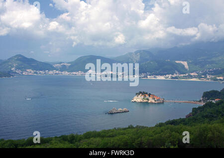 Luftaufnahme der Insel Sveti Stefan und Riviera von Budva, Montenegro Stockfoto