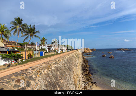 Galle Fort, Weltkulturerbe der UNESCO, alten kolonialen Häuser hinter den Seitenwänden Meer der befestigten Stadt, Sri Lanka Stockfoto