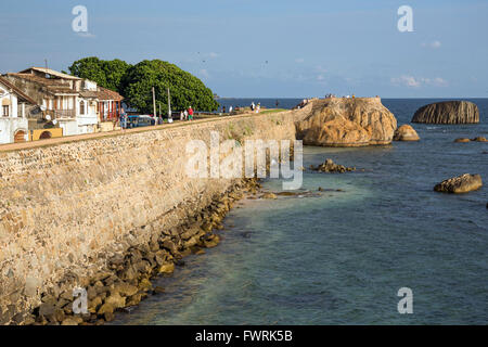 Galle Fort, Weltkulturerbe der UNESCO, alten kolonialen Häuser hinter den Seitenwänden Meer der befestigten Stadt, Sri Lanka Stockfoto