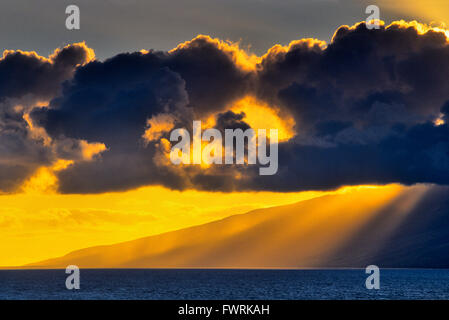 Molokai gesehen von Maui, mit intensiven dramatischen Sturm Wolken bei Sonnenuntergang, Hawaii, USA Stockfoto