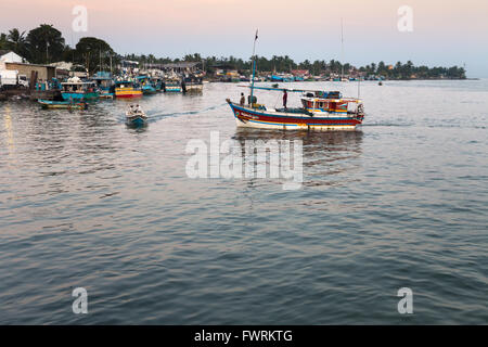 Hafen von traditionellen bunten Fischerbooten in Negombo, Sri Lanka, Asien Stockfoto