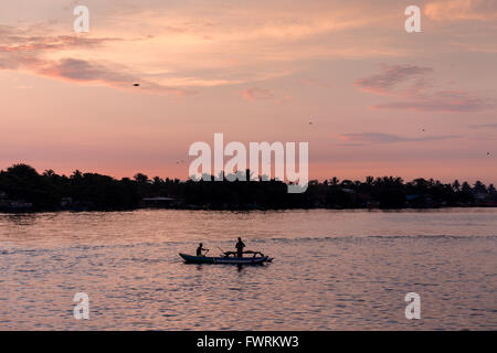 Fischer in Negombo Lagune im Morgengrauen, Sri Lanka Stockfoto