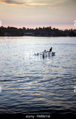 Fischer in Negombo Lagune im Morgengrauen, Sri Lanka Stockfoto