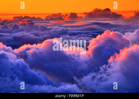 Blick über den Wolken bei Sonnenaufgang vom Haleakala Krater auf Maui Stockfoto