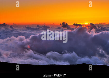 Sonnenaufgang vom Gipfel des Haleakala Vulkankrater Maui gesehen Stockfoto