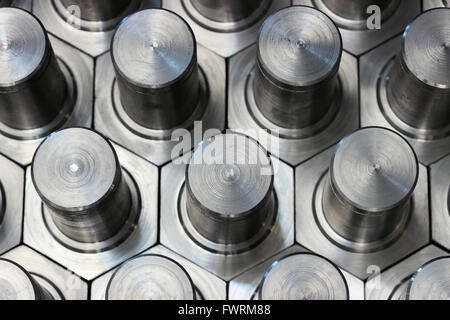 Metallteile auf einer Drehbank bearbeitet Stockfoto