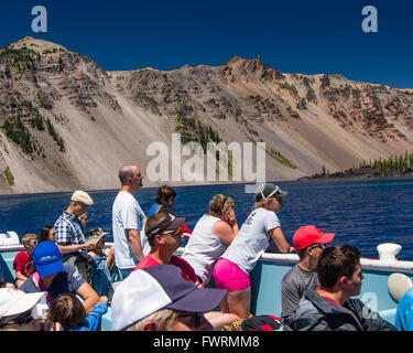 Touristen genießen die Bootstour Kratersee.  Crater Lake Nationalpark, Oregon Stockfoto