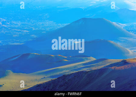 Haleakala Krater auf Maui in der Morgendämmerung mit Blick auf Schlackenkegel Stockfoto