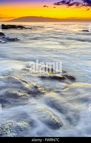 Wellen am Strand in Maui Langzeitbelichtung Stockfoto