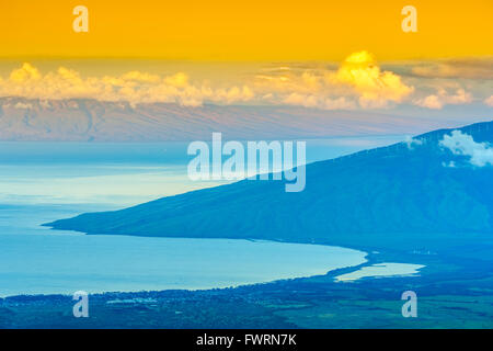 Central Maui und Mountain West Maui und Molokai sehen in der Dämmerung vom Gipfel des Haleakala Stockfoto