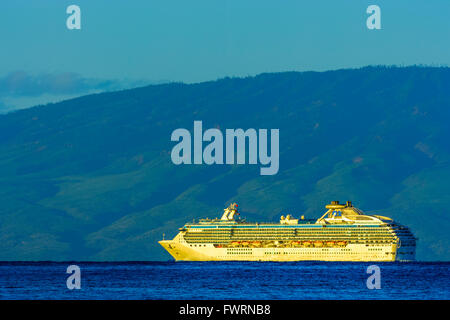 Hawaii cruise Schiff mit Insel im Hintergrund Stockfoto