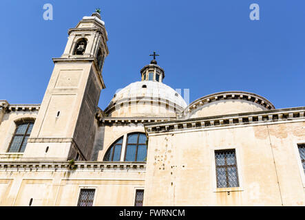 Seitlichem Blick auf die Kuppel und Glockenturm der Dominikanerkirche Santa Maria del Rosario, Dorsoduro, Venedig, Italien Stockfoto