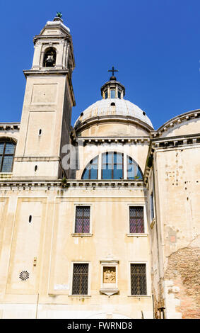 Seitlichem Blick auf die Kuppel und Glockenturm der Dominikanerkirche Santa Maria del Rosario, Dorsoduro, Venedig, Italien Stockfoto