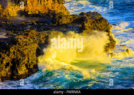 North Shore Maui Wellen brechen gegen vulkanischen Felsen im Meer Stockfoto