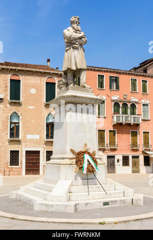 Statue des italienischen Autors Niccolò Tommaseo, Campo Santa Margherita, Dorsoduro, Venedig, Italien Stockfoto