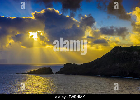 North Shore-Maui-Sonnenuntergang über Meer und Meer Klippen Stockfoto