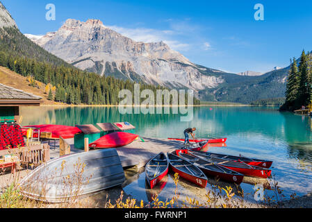 Roten Vermietung Kanus, Emerald Lake, Yoho-Nationalpark, British Columbia, Kanada Stockfoto