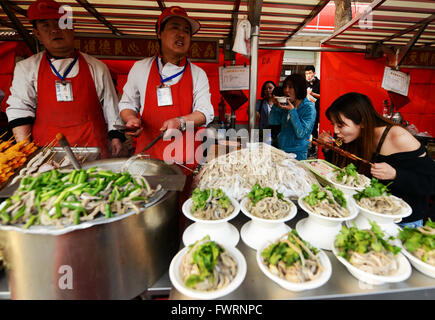 Wang Fu Jing street Lebensmittelmarkt in Peking. Stockfoto