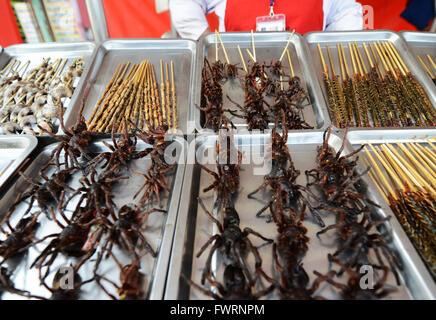 Straßenhändler verkaufen exotische Lebensmittel bei Nacht-Food Markt entlang der Wangfujing Street Einkaufsviertel in Peking. Stockfoto