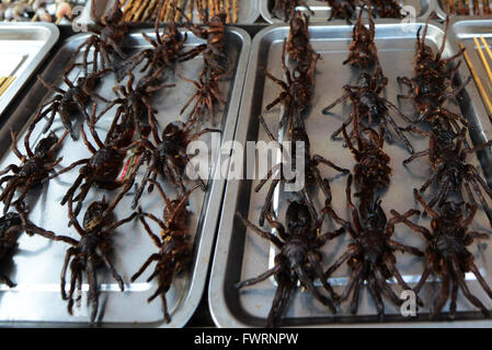 Straßenhändler verkaufen exotische Lebensmittel bei Nacht-Food Markt entlang der Wangfujing Street Einkaufsviertel in Peking. Stockfoto