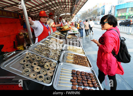 Spinnen, Skorpione, Larve und andere bizarre Insekten verkauft in einem Stall auf dem lebhaften Straße Lebensmittelmarkt an Wang Fu Jing aufgespießt. Stockfoto