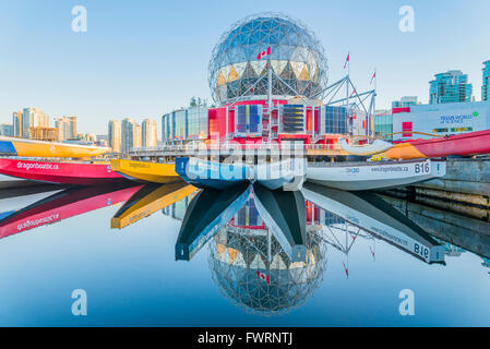 Drachen Boote, Telus Science World, False Creek, Vancouver, British Columbia, Kanada Stockfoto