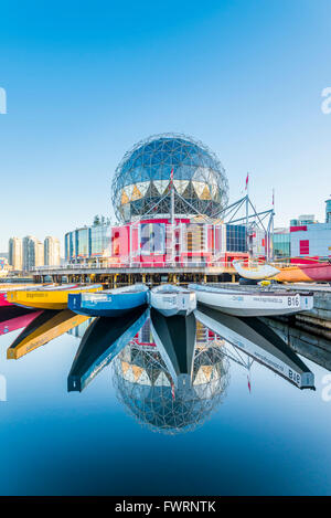 Reflexion der Drachen Boote, Telus World of Science World, False Creek, Vancouver, British Columbia, Kanada Stockfoto