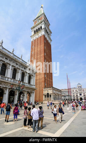 Touristen in der Piazzetta San Marco unter den roten Ziegel Campanile, Markusplatz Square, San Marco, Venedig, Italien Stockfoto