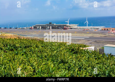 Kanarische Bananenplantage, im Hintergrund der Flughafen von La Palma. Breña Baja, Villa de Mazo La Palma. Teneriffa. Kanarische Inseln Stockfoto