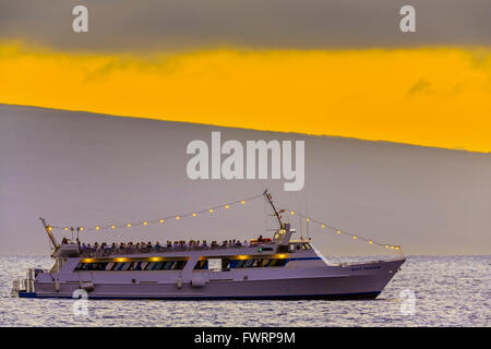 Abendessen Kreuzfahrt Sonnenuntergang von Maui mit Blick auf Lanai Stockfoto