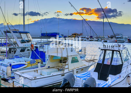 Boote im Hafen von Lahaina Maui bei Sonnenuntergang Stockfoto